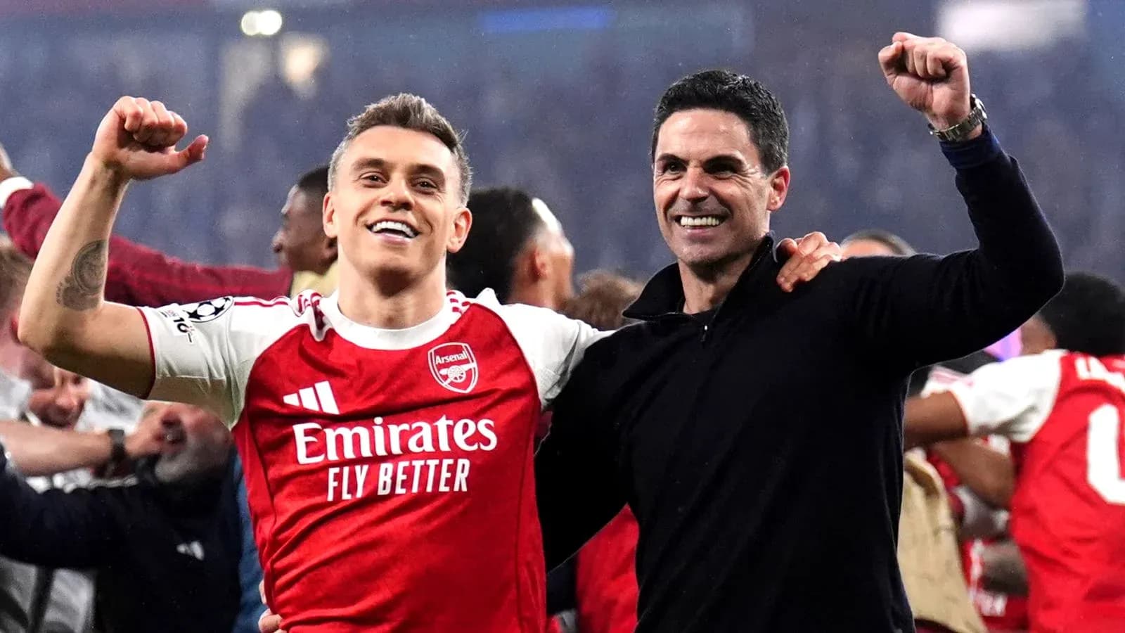 Joueur d'Arsenal célébrant avec l'entraîneur après un match
