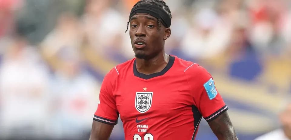 Joueur anglais en tenue rouge sur le terrain