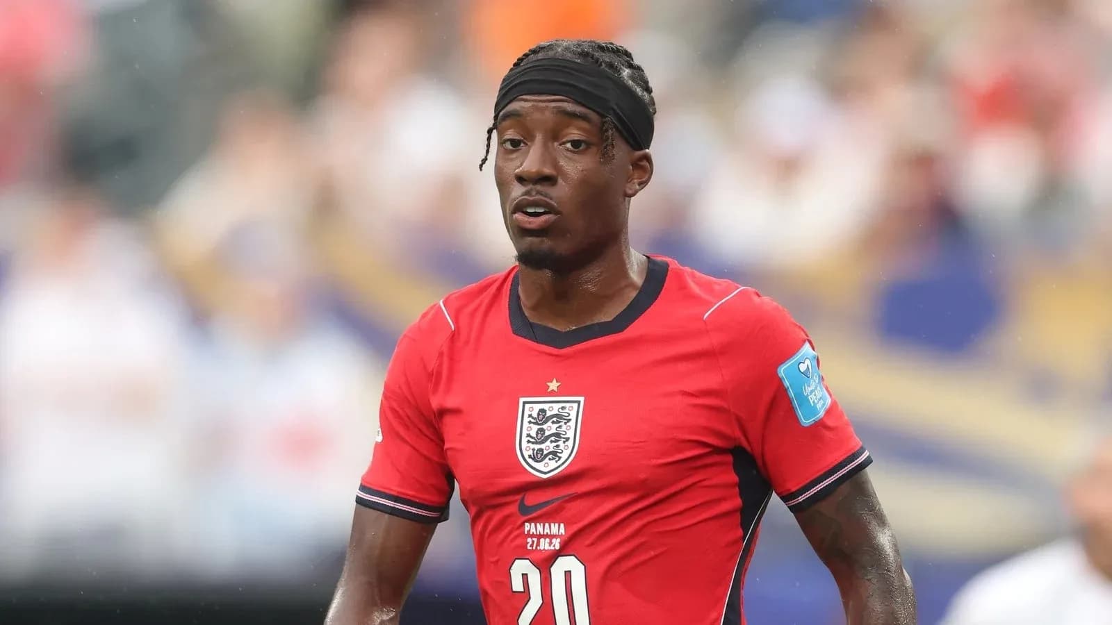 Joueur anglais en tenue rouge sur le terrain