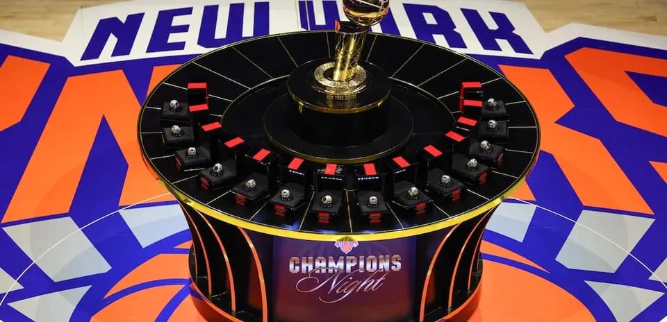 Trophée et bagues sur scène pour la soirée des champions
