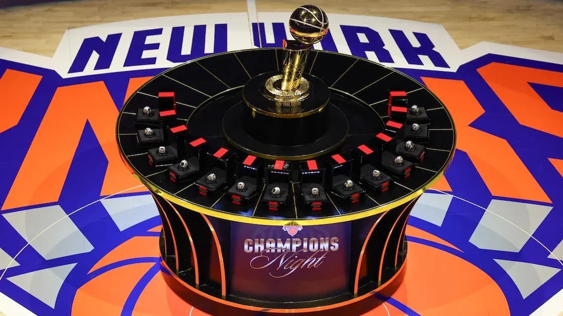 Trophée et bagues sur scène pour la soirée des champions