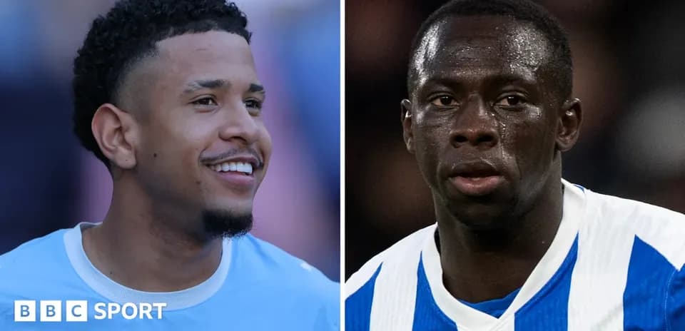 Deux joueurs en maillot de football, souriant et sérieux