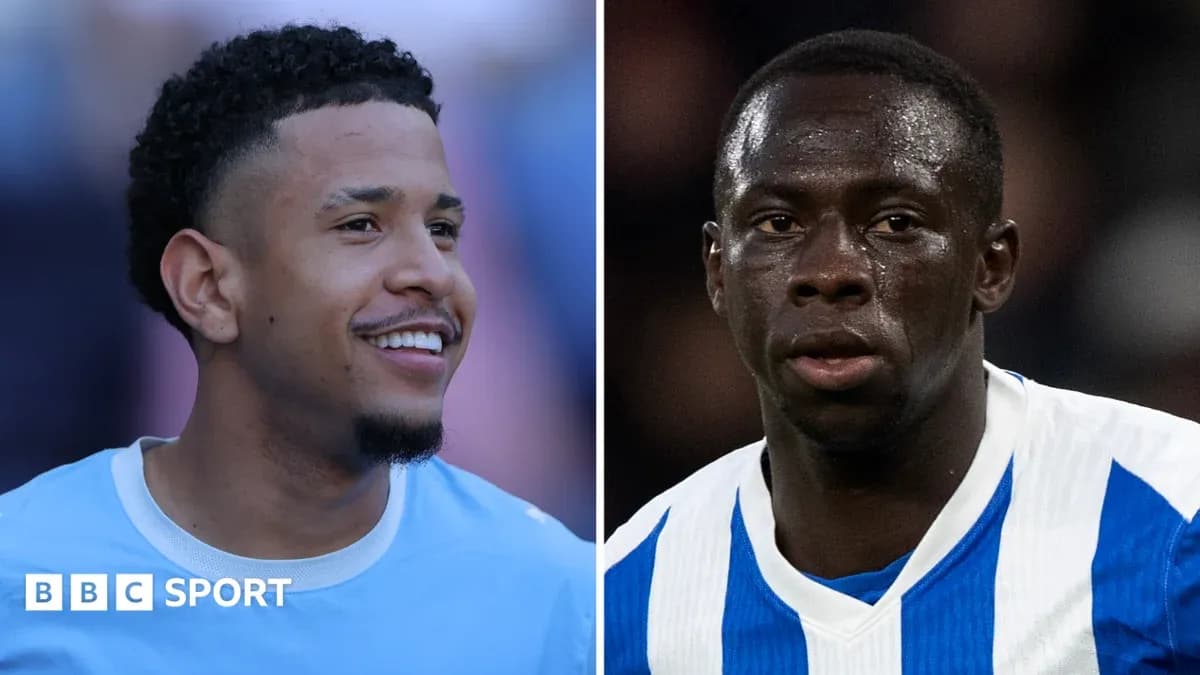 Deux joueurs en maillot de football, souriant et sérieux