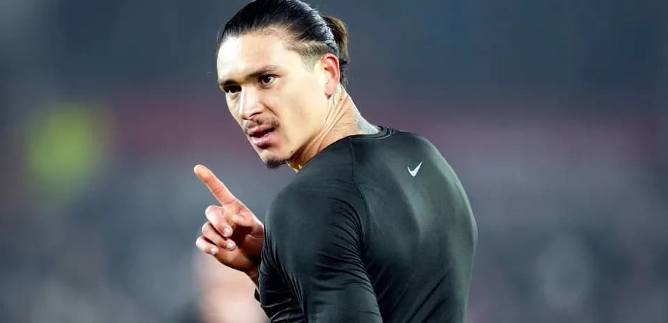 Joueur faisant un geste de doigt pendant un match