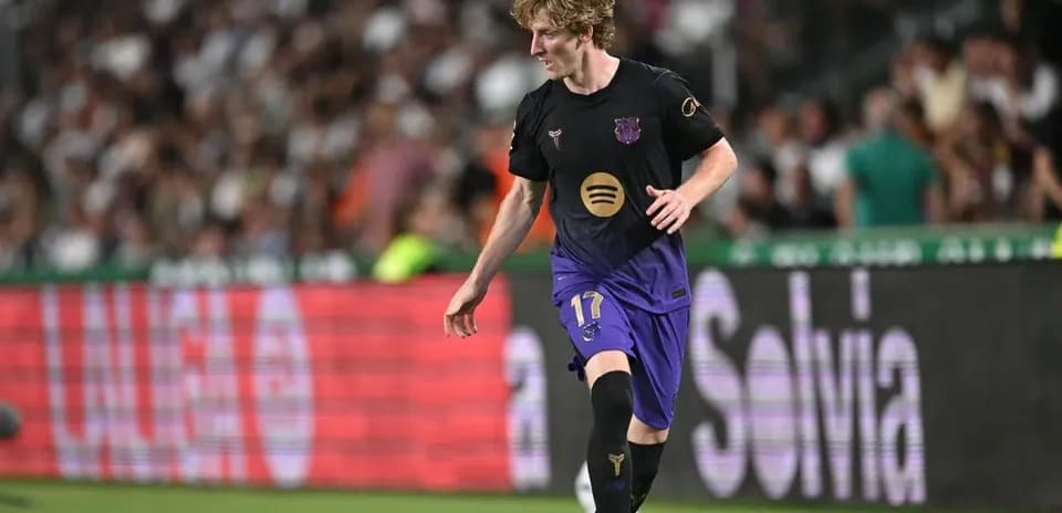 Joueur en action sur le terrain de football