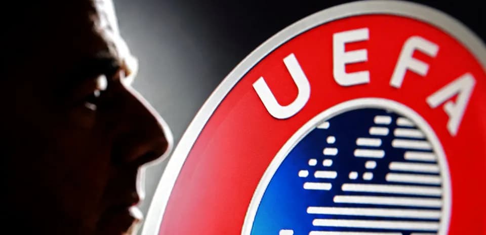 Silhouette d'un homme devant le logo de l'UEFA