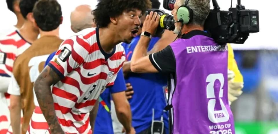 Joueur américain célébrant devant une caméra de télévision