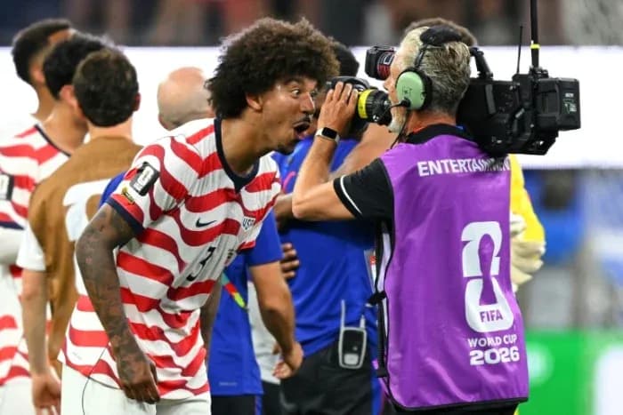 Joueur américain célébrant devant une caméra de télévision