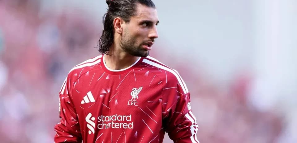 Joueur de Liverpool en maillot rouge sur le terrain