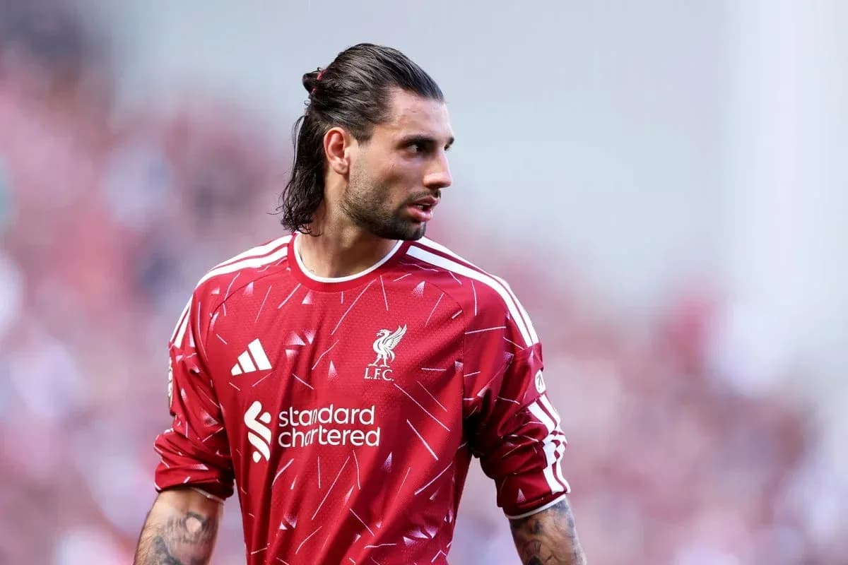 Joueur de Liverpool en maillot rouge sur le terrain