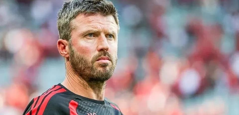 Entraîneur observant le match depuis le bord du terrain