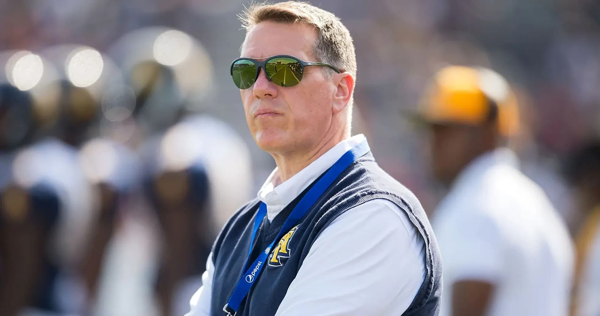 Homme en lunettes de soleil observant le match