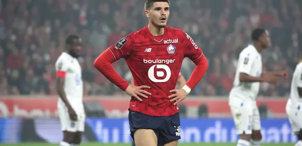 Joueur du LOSC avec les mains sur les hanches