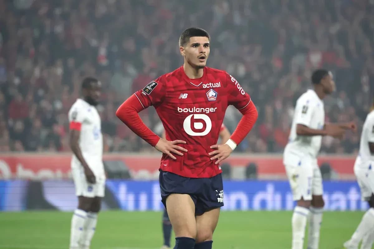 Joueur du LOSC avec les mains sur les hanches