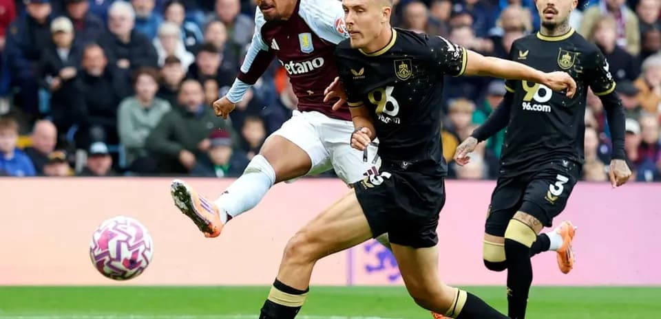 Un joueur d'Aston Villa tirant au but