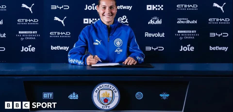Joueuse signant un contrat avec Manchester City