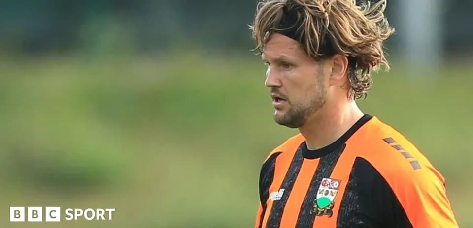 Joueur en uniforme orange et noir sur le terrain