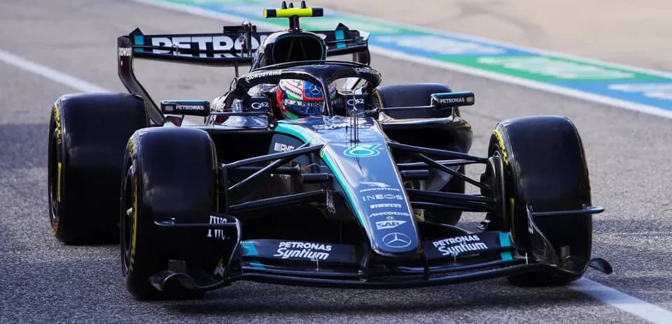 Voiture de F1 Mercedes sur circuit pendant essai