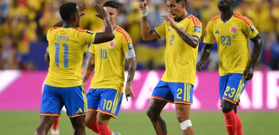 Joueurs colombiens célébrant un but ensemble