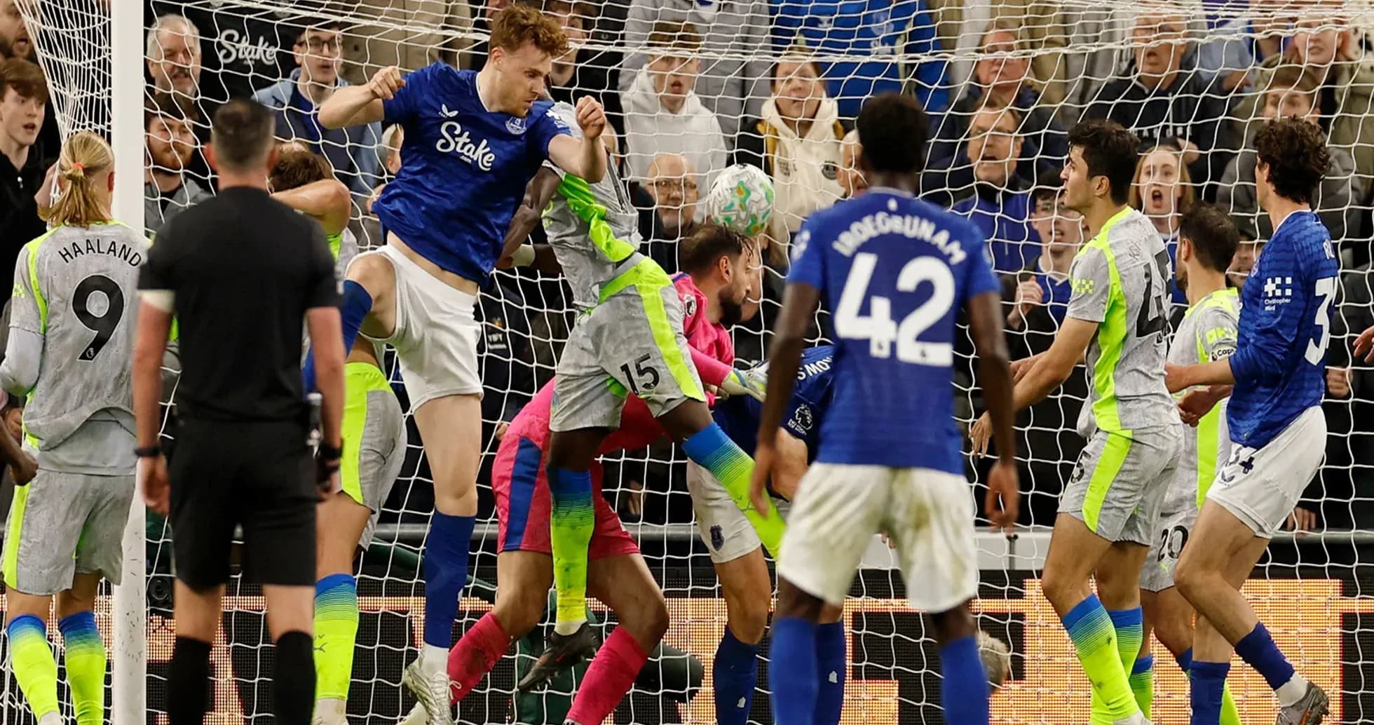 Joueurs d'Everton et Manchester City en action