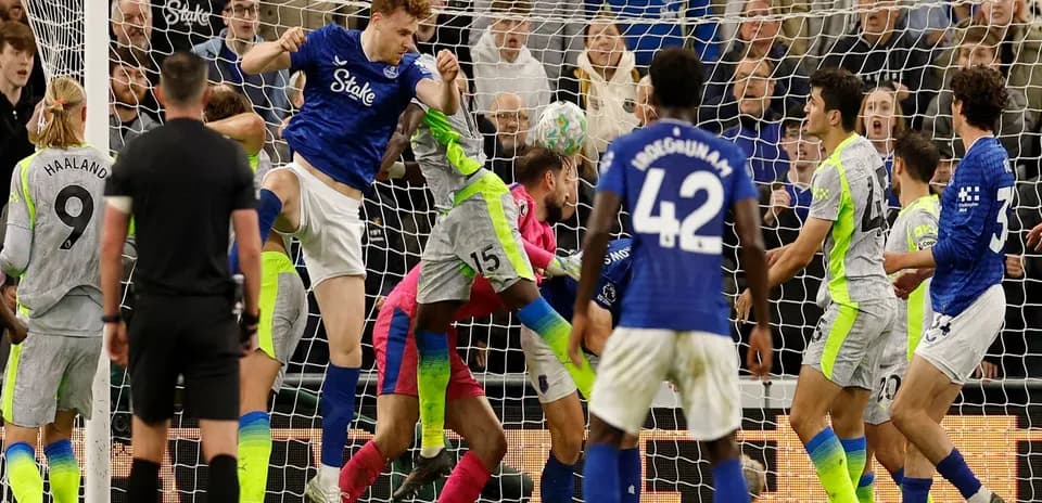 Joueurs d'Everton et Manchester City en action