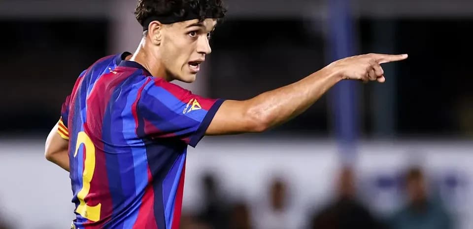 Joueur de Barcelone indiquant une direction sur le terrain