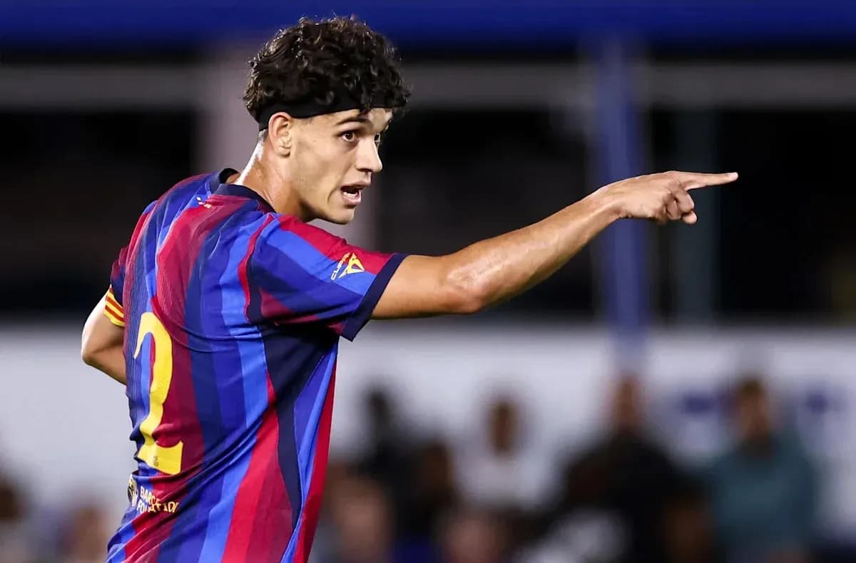 Joueur de Barcelone indiquant une direction sur le terrain