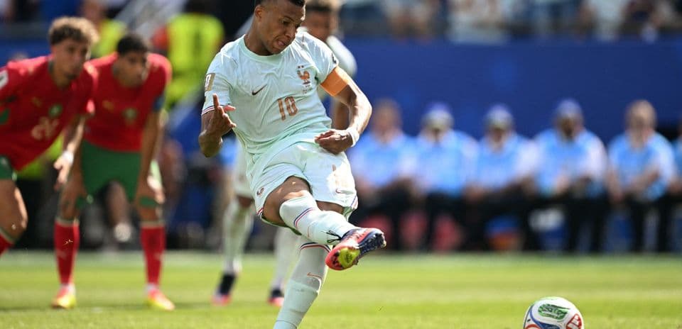 Kylian Mbappé tirant un penalty lors du match