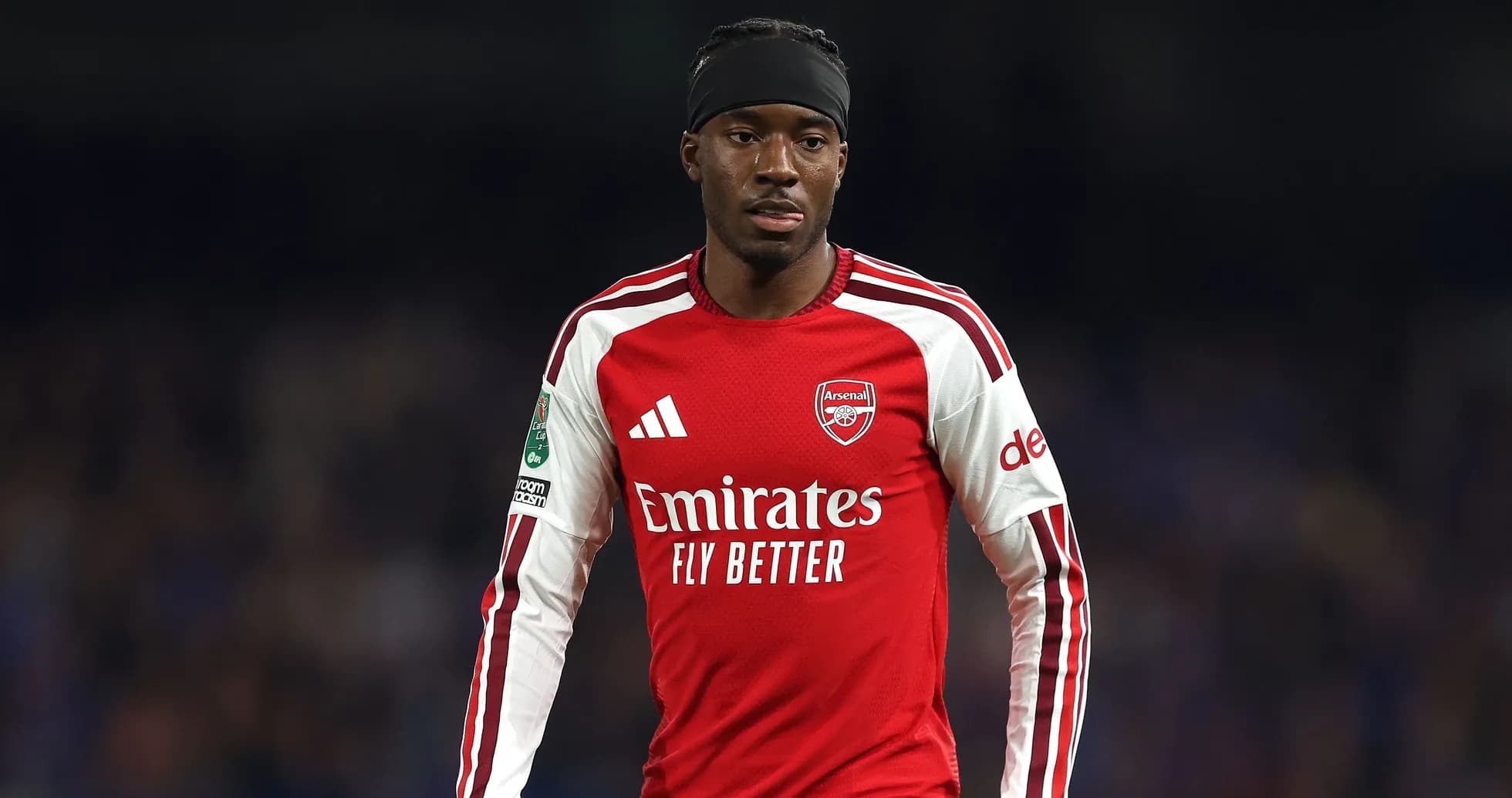 Joueur d'Arsenal en tenue rouge sur le terrain
