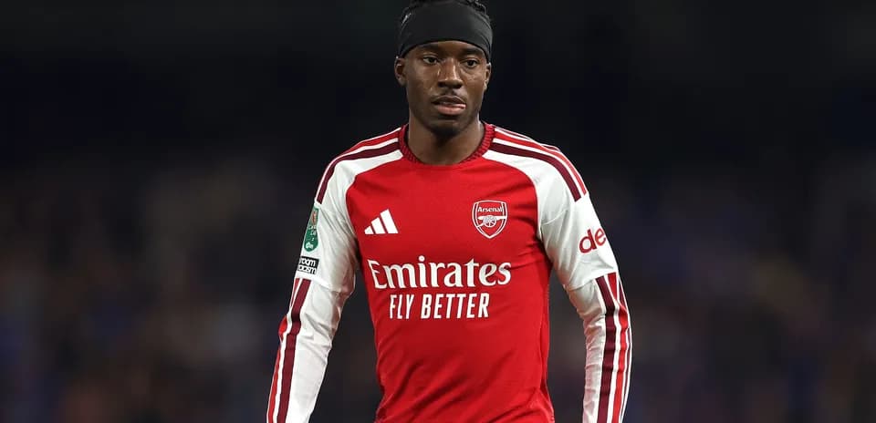 Joueur d'Arsenal en tenue rouge sur le terrain