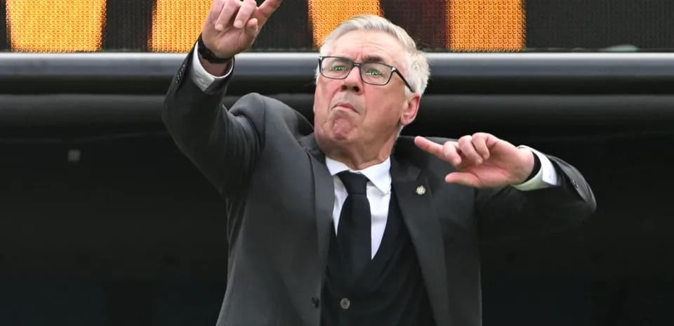 Entraîneur gesticulant sur le banc pendant un match