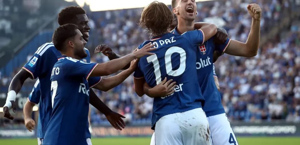 Joueurs de Como célébrant un but