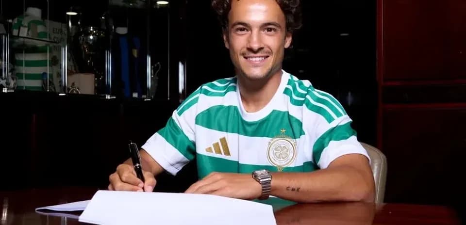 Joueur signant un contrat avec un club de football