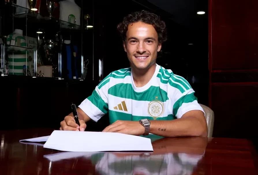 Joueur signant un contrat avec un club de football