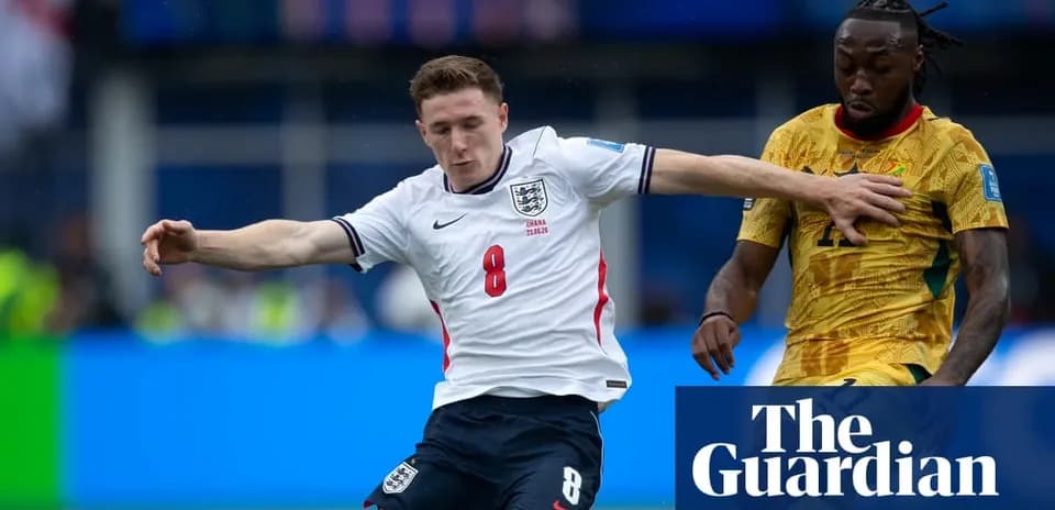 Joueur anglais en duel avec adversaire ghanéen