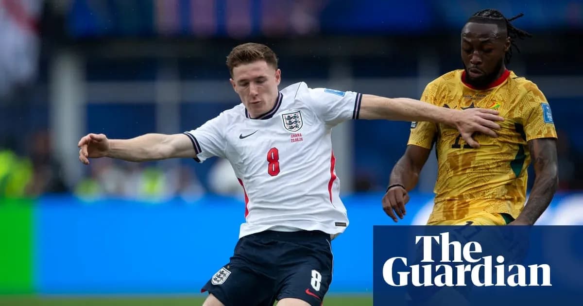 Joueur anglais en duel avec adversaire ghanéen