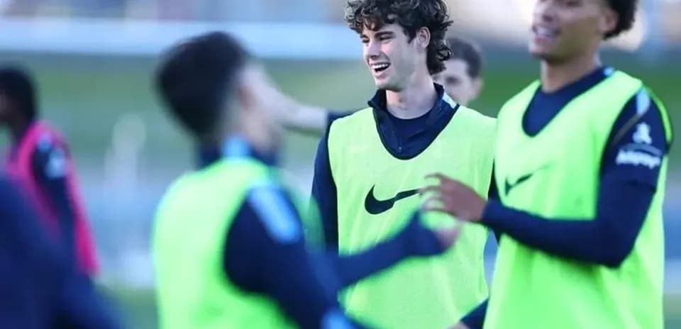 Joueurs s'entraînant avec des gilets verts sur le terrain