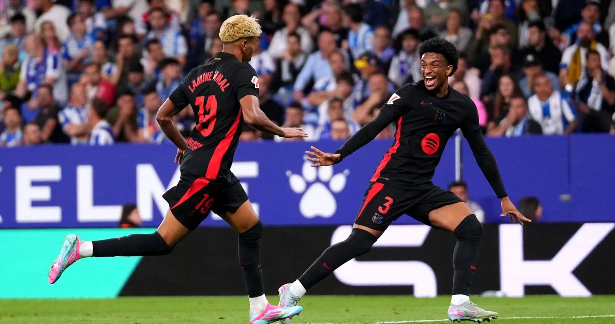 Joueurs de Barcelone célébrant un but