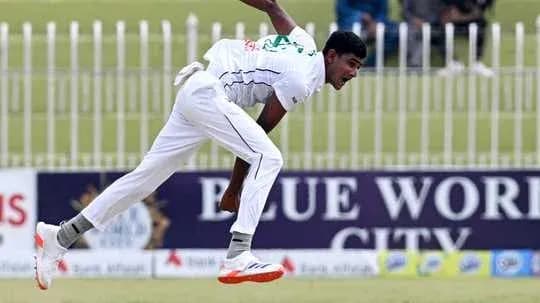 Joueur de cricket en pleine course pour lancer