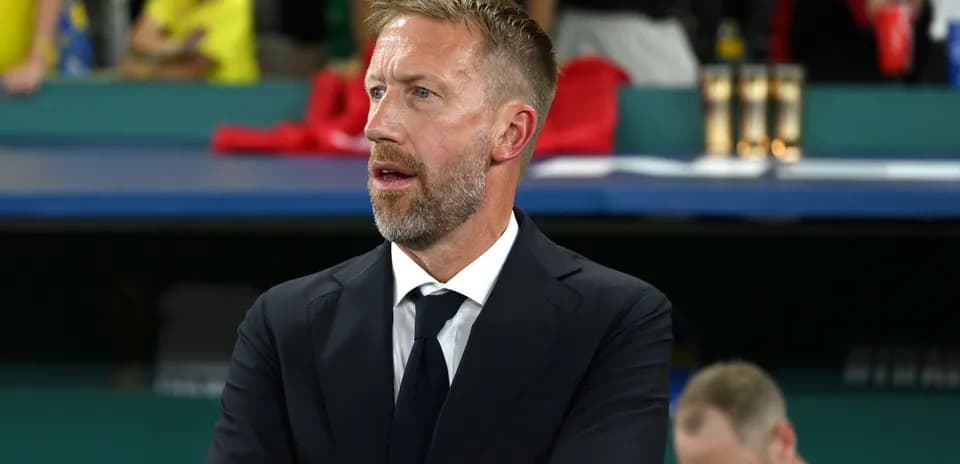 Entraîneur observant le match depuis le banc