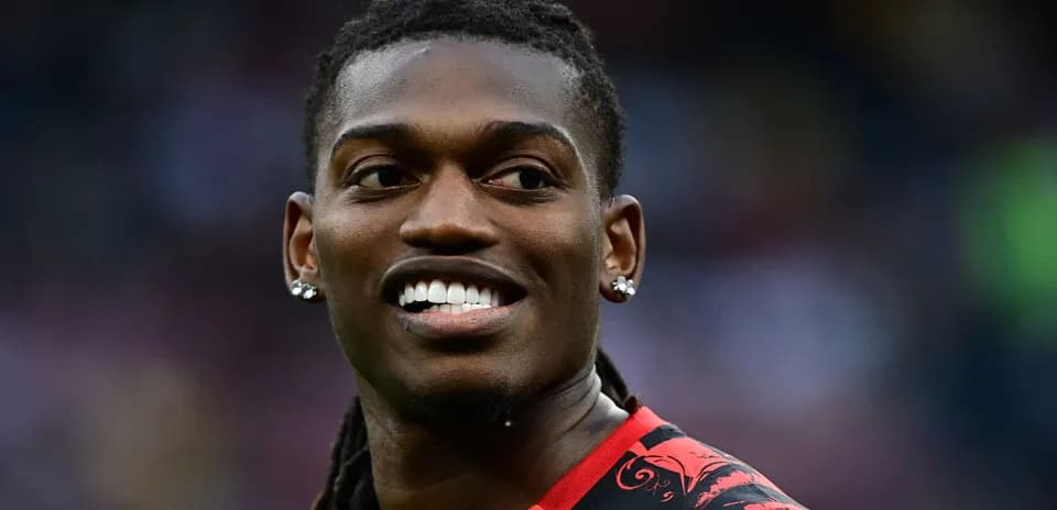 Joueur souriant en tenue de football rouge