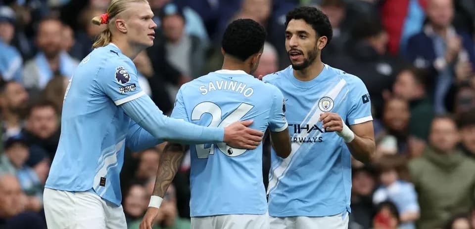 Joueurs de Manchester City se congratulant sur le terrain
