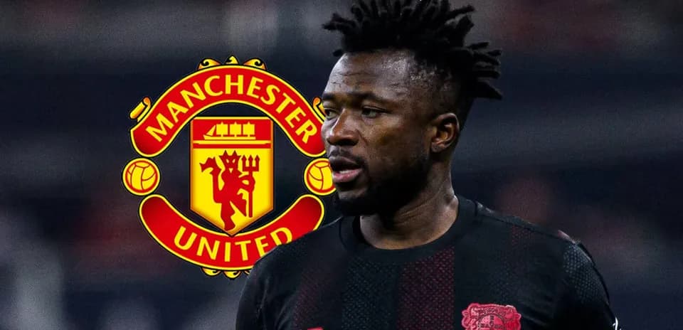 Joueur en maillot noir avec logo Manchester United en arrière-plan