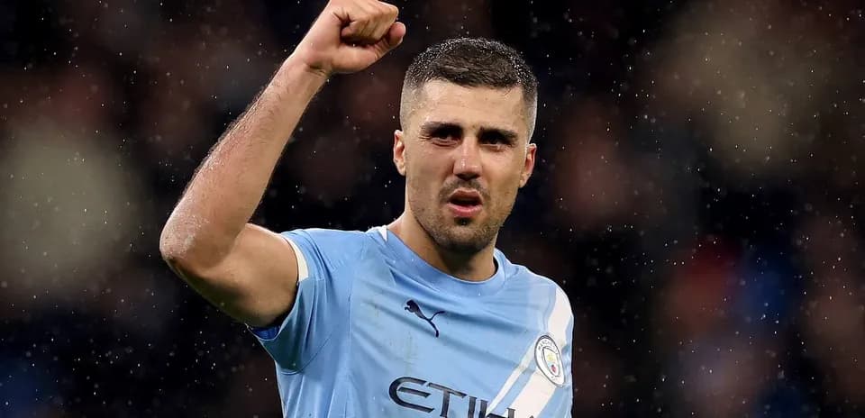 Joueur de Manchester City célébrant avec le poing levé