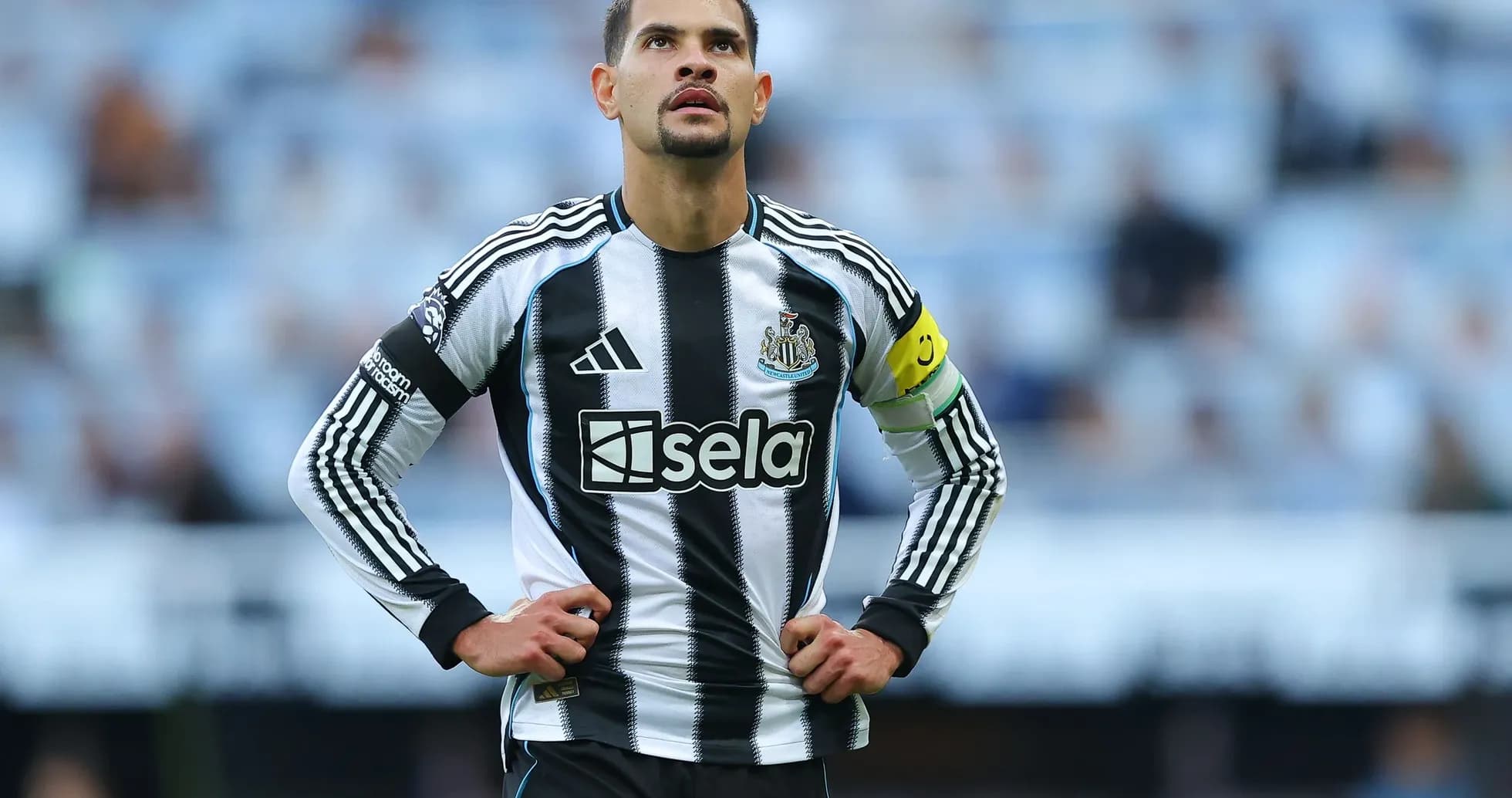 Joueur de Newcastle en uniforme, regardant le ciel