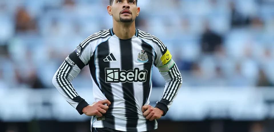 Joueur de Newcastle en uniforme, regardant le ciel
