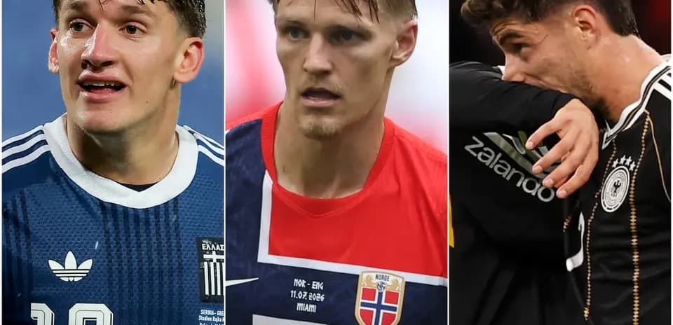 Trois joueurs de football en action sur le terrain