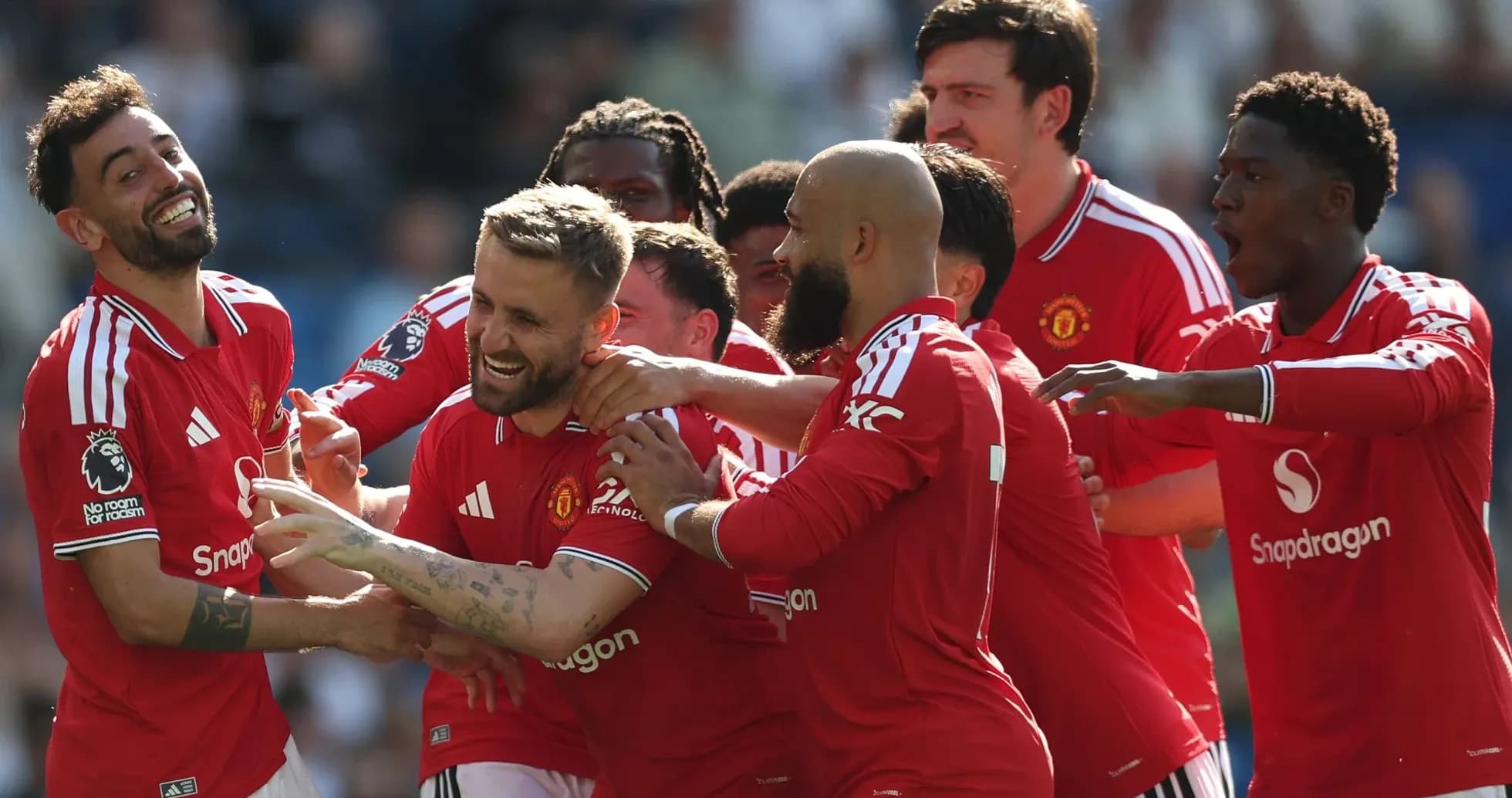 Joueurs de Manchester United célèbrent un but ensemble