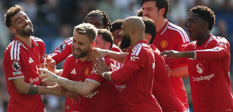 Joueurs de Manchester United célèbrent un but ensemble