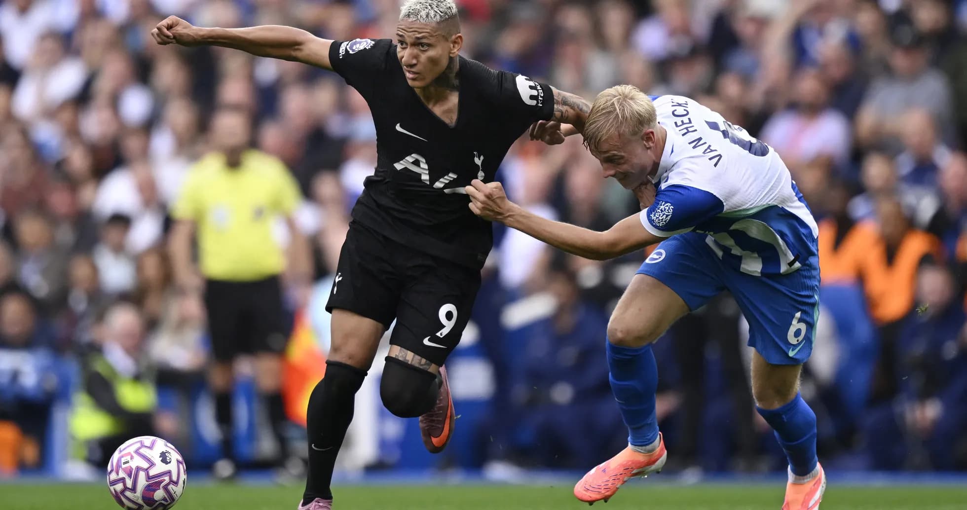 Richarlison dribbles le ballon contre Brighton